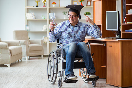 坐在轮椅上在家学习的残疾学生图片