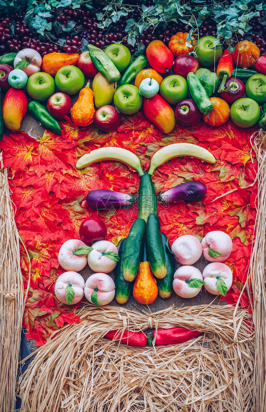 蔬菜肖像木桌上的新鲜有机蔬菜与秋图片