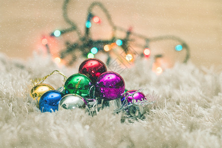 圣诞舞会在地毯上有雪和多彩bo图片