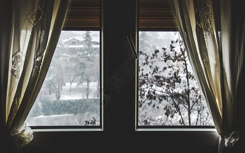 隔热窗节省能源费用从黑暗的窗帘看冬天的雪落外面下图片