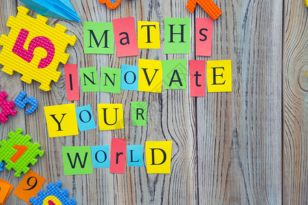 数学创新你的世界印在彩色纸上背景图片