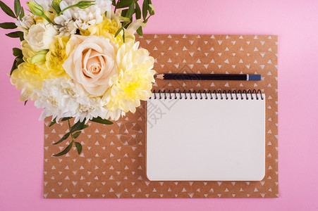 笔记本粉红色背景上的花朵背景图片