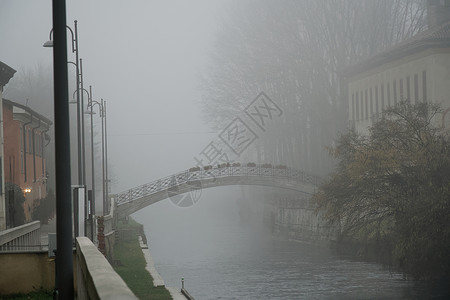 风雾中的旧拱石桥意大图片