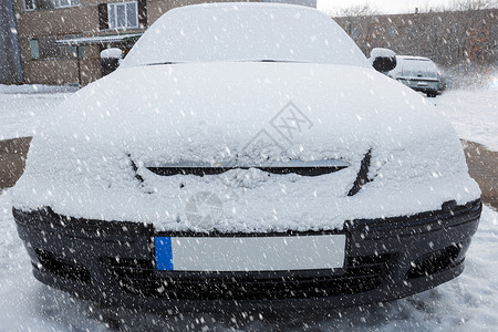 汽车在停车场被新雪覆盖图片