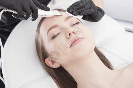 美人正在温泉疗养院做面部治图片