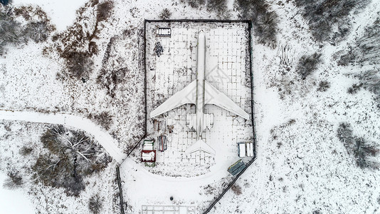 一架飞机的空中景象是冬天在森林的一个停车背景图片