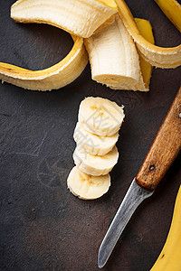 在深色背景上的新鲜切片香蕉顶视图图片