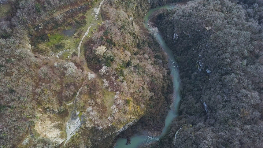 秋天的河流最顶端景色clipRiver环绕着黄地和绿林图片