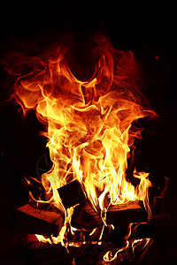 砖炉中燃烧的火焰的长舌图片