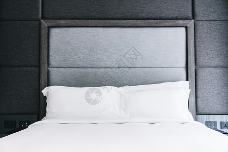 床上的白枕头在卧室图片