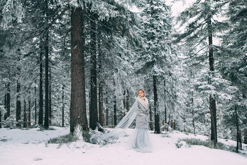 年轻美女在山中等爱人满天积雪的山地上等图片