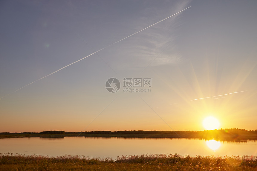 夏日温暖的风景与日落时的湖面图片