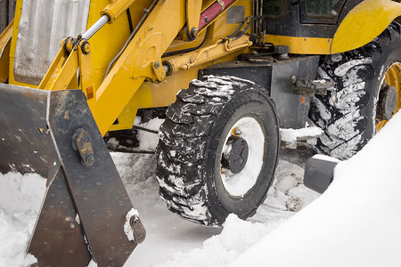 拖拉机清理街道上的雪图片