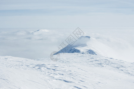 白色的Gorgany山脉和多云的天空的景色图片