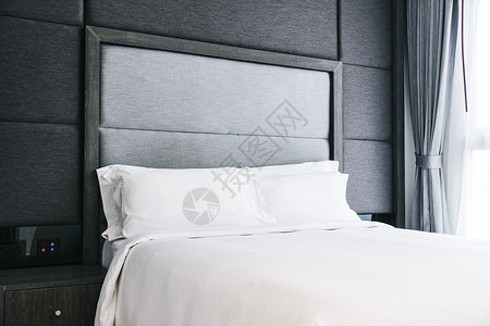 床上的白枕头在卧室背景图片