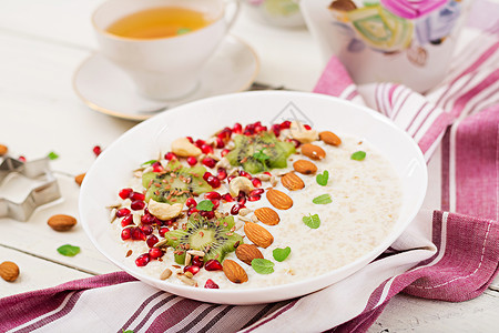 美味健康的燕麦粥配猕猴桃石榴和种子健康的早餐健身食品图片