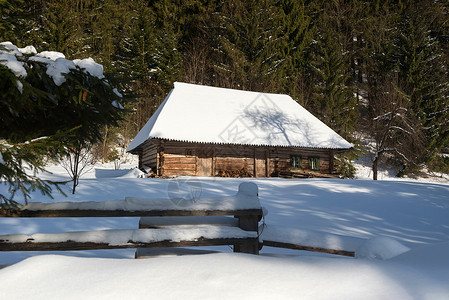 冬天山村的老木屋图片