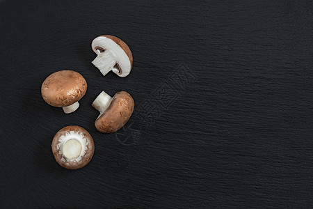 黑石表面的蘑菇顶层视图复制空间新鲜的生冠尼昂图片