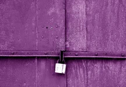 金属门上的旧锁紫色口音背图片