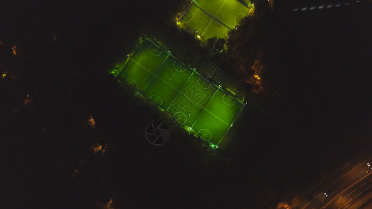 足球场夜间空中夹子足球场的鸟瞰图晚上足图片