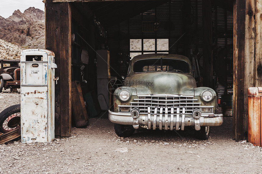 废弃加油站遗弃的老旧生锈汽车卡图片