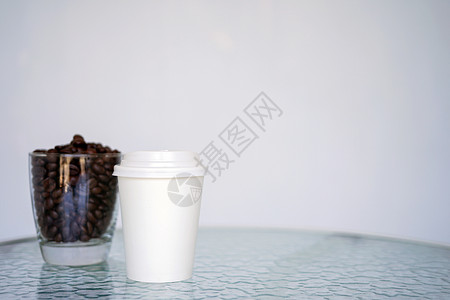 用于装在透明玻璃杯中的咖啡和咖啡豆图片