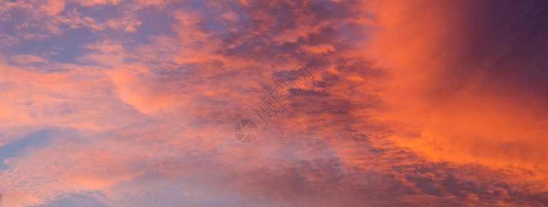 日落天空和云层背景的全景戏剧美图片