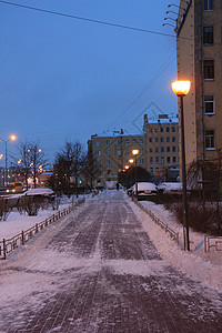 在冬天的黄昏中行走图片