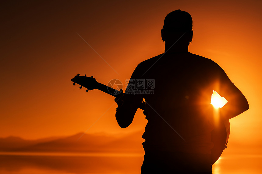 在日落时玩吉他在日落时有声学图片