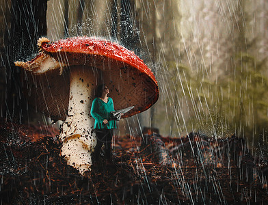 年轻女子在蘑菇下保护自己免图片
