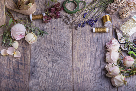花店桌子上的鲜花工具丝带玫瑰薰衣草香草蔬菜木质朴风格的桌图片