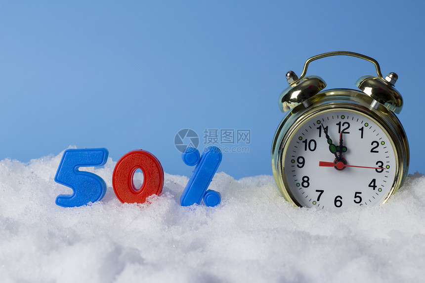 雪中时钟和数字为50图片