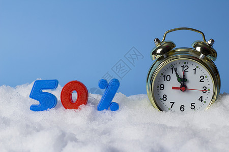 雪中时钟和数字为50背景图片