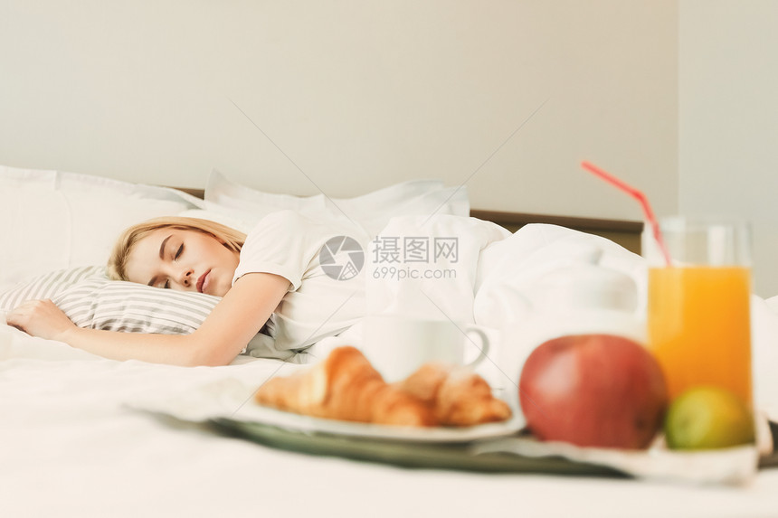在睡觉妇女面前紧贴健康的早餐图片