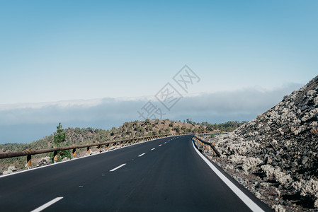 高速公路穿过云层附近的岩石三角公图片