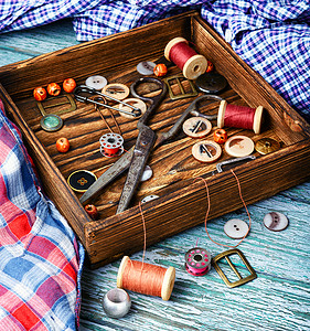 缝纫线纽扣和织物的缝纫套件缝纫概念图片