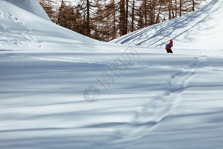 儿童滑雪者在斜坡上滑雪在高山下坡图片