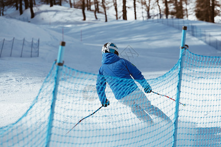 滑雪者从斜坡上滑下来在高山下坡图片