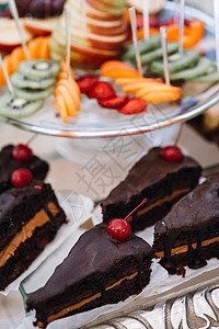 巧克力蛋糕装饰鸡尾樱桃和切片水果和图片