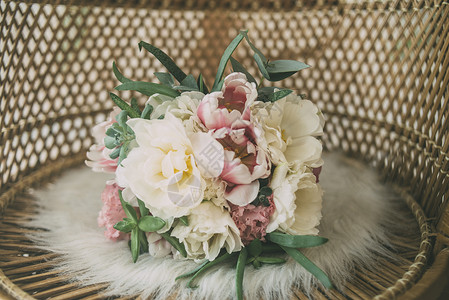 稻草扶手椅上的婚礼鲜花背景图片