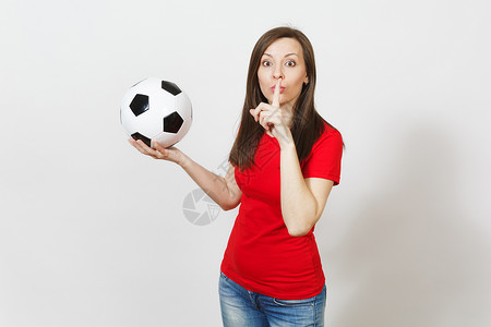 年轻女子足球迷或穿着红色制服的球员拿着足球图片