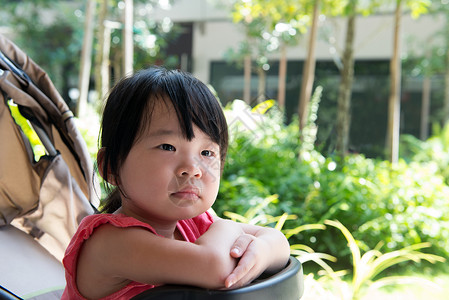 坐在婴儿车里的亚洲女图片