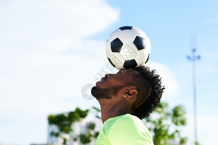 非洲足球运动员头顶平图片