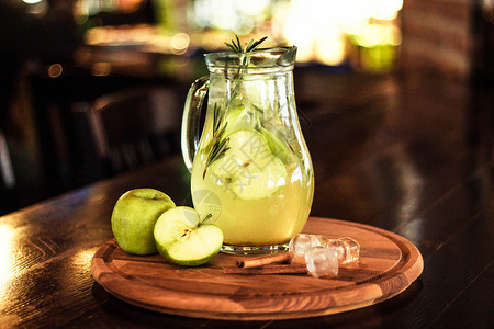 酒吧木板上的罐子里有苹果迷迭香和肉桂图片