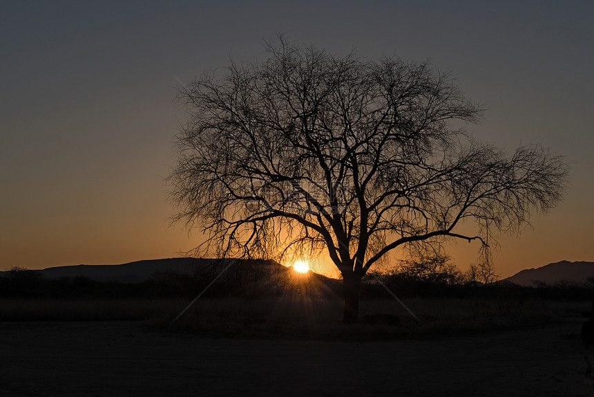 日落在纳米比亚埃龙戈山图片