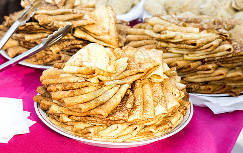 俄罗斯传统民族食品在煎饼周上图片