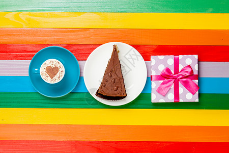 一杯咖啡卡布奇诺加蛋糕和彩虹图片
