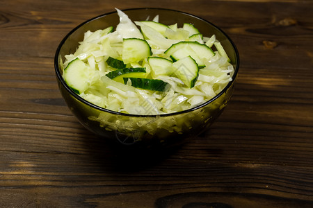 春食素沙拉配有卷菜和黄瓜放在背景图片