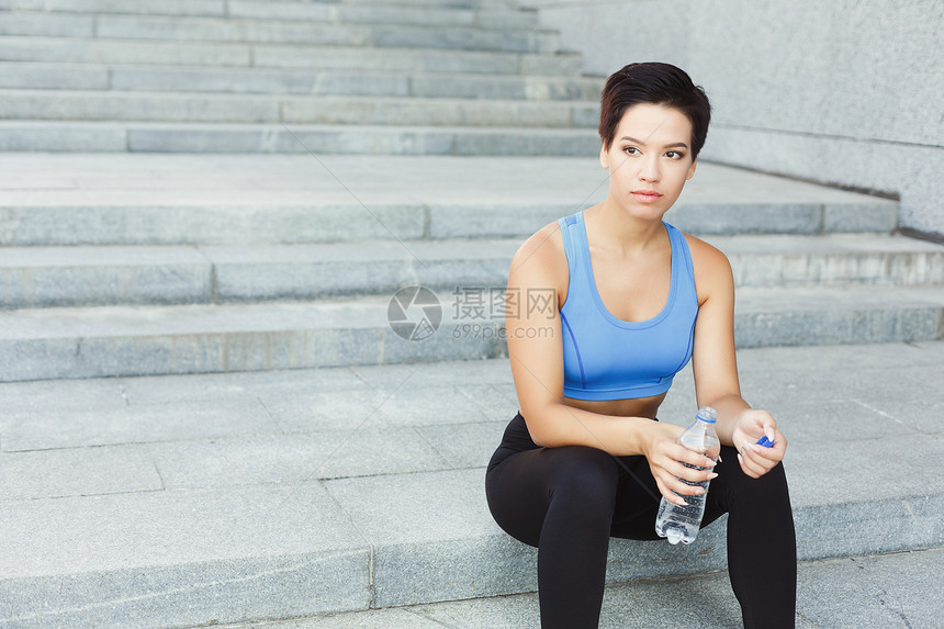 年轻女跑选手正在休息图片