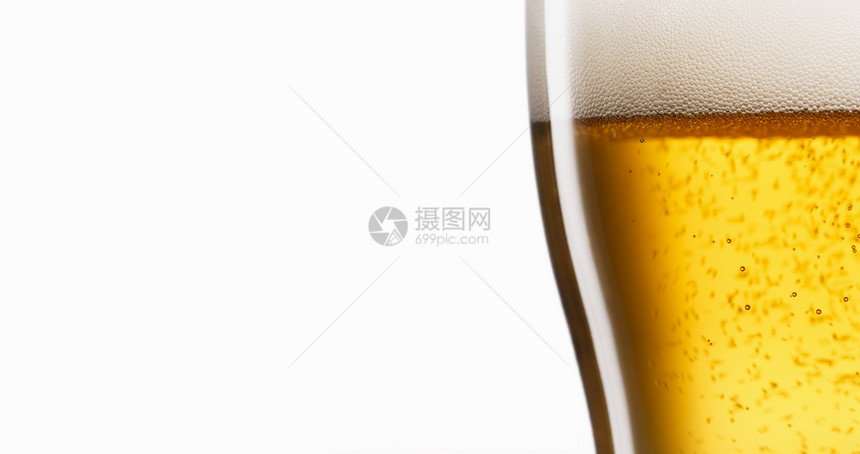 啤酒杯在复制空间的白色背景下图片